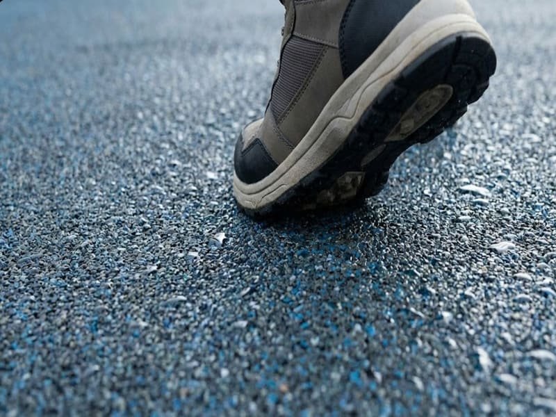 Sportler hebt Gewichte auf stoßdämpfendem Boden